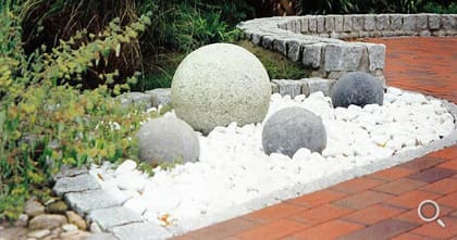 Entwässerungsanlage mit Carrara-Gartenkies.