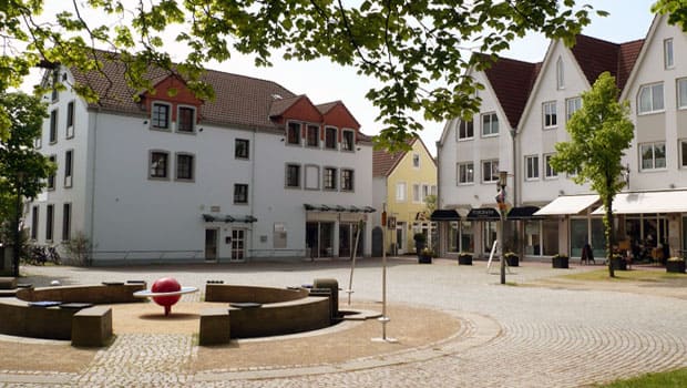 Gepflasterter Marktplatz in Kleinstadt.