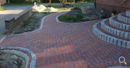 Stair string with paving clinker at the house entrance.